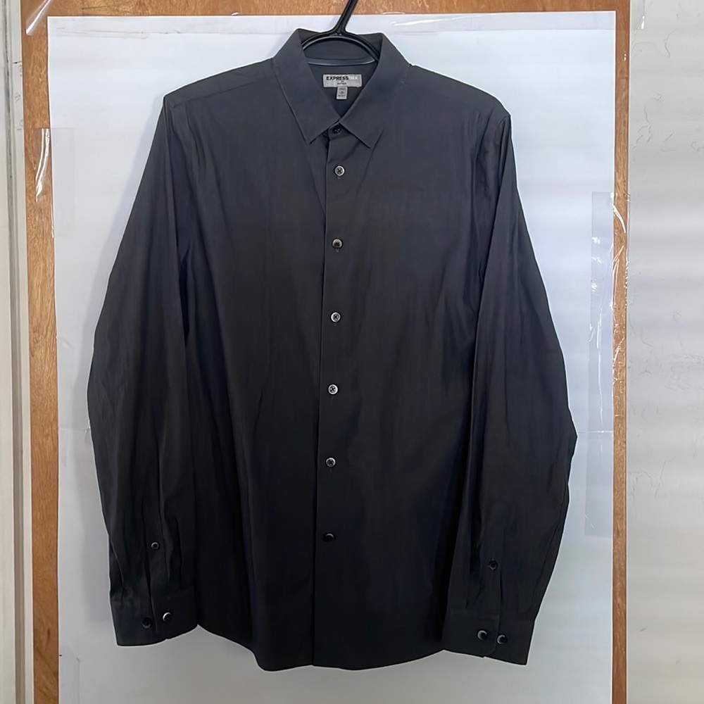 Men’s Express fitted dress shirt    M